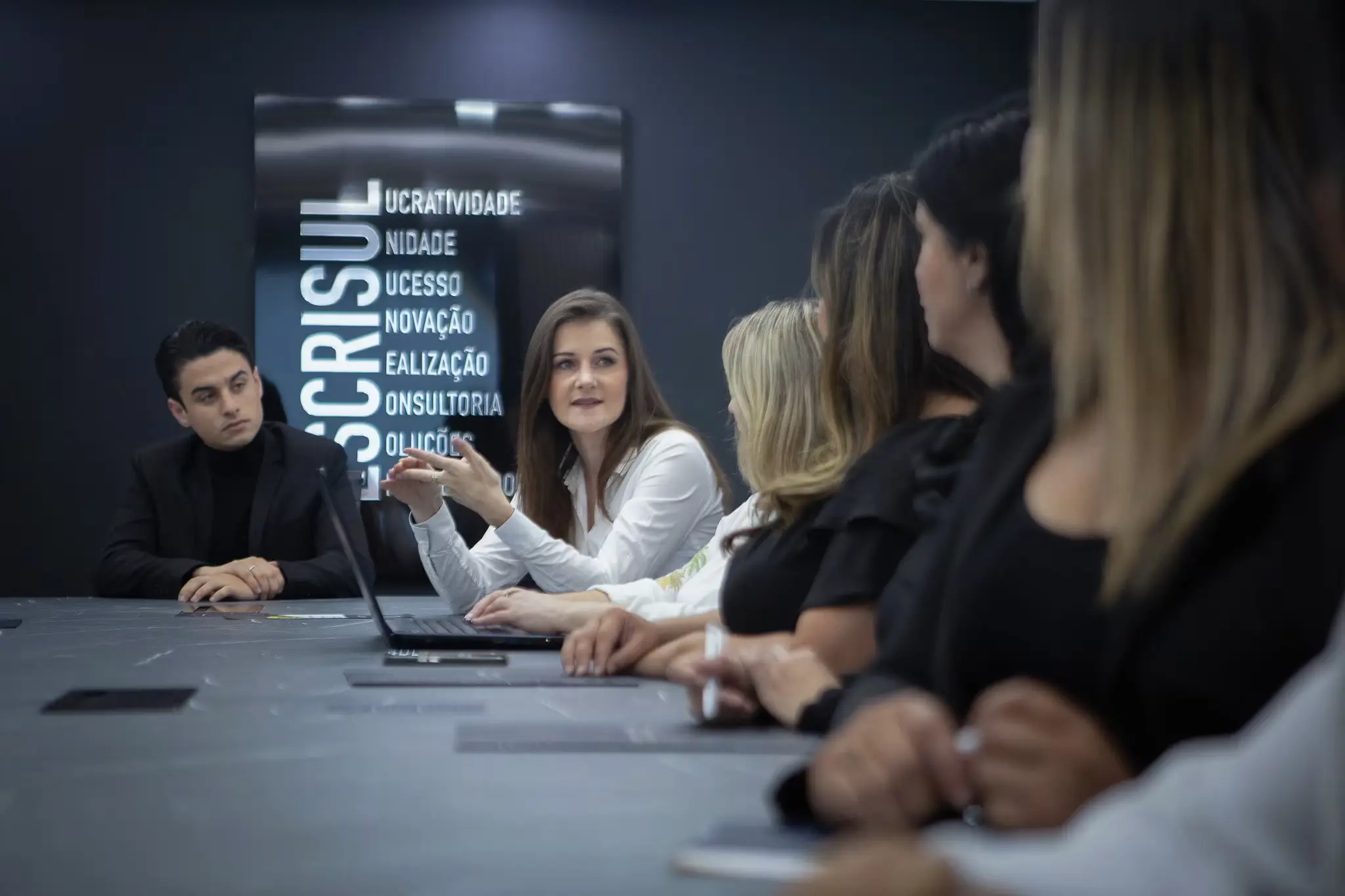 Equipe da Escrisul reunida no escritório em Curitiba